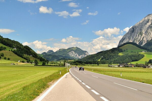 山中道路的夏季景观