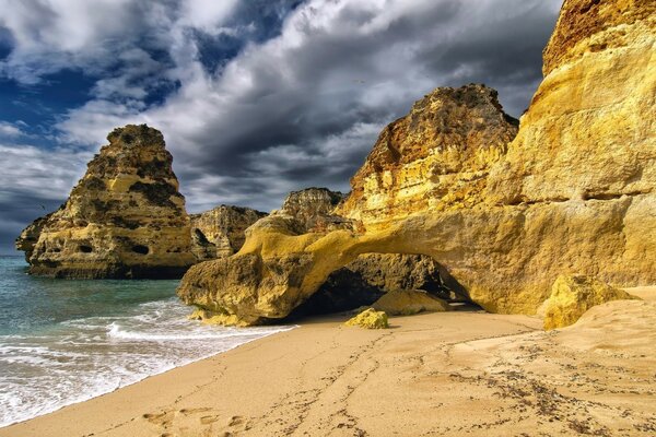 Bezaubernder Strand vor dem Hintergrund der Bucht