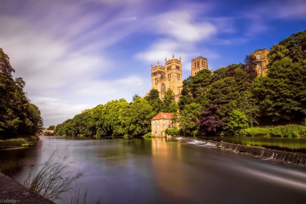 Castillo junto al río en las montañas