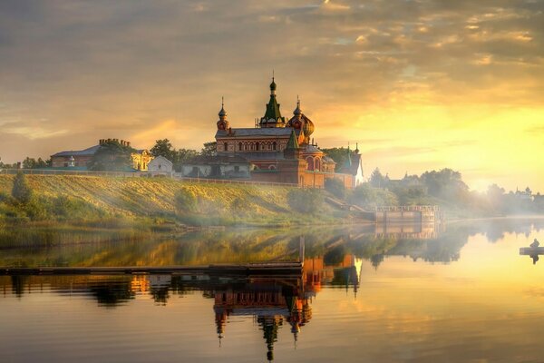 Hermoso castillo al amanecer