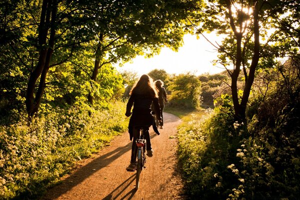 Camino largo y ciclista al aire libre