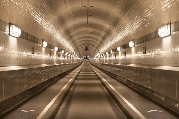 Ein monochromer Tunnel und kein Korken