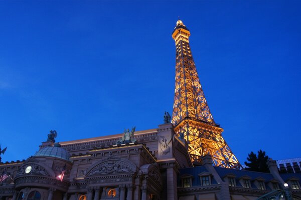 Torre Eiffel illuminata contro il cielo serale