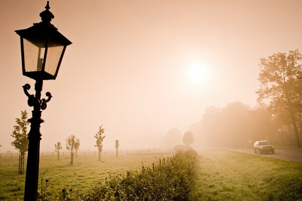 Europäischer Nebel und kalter Sonnenuntergang