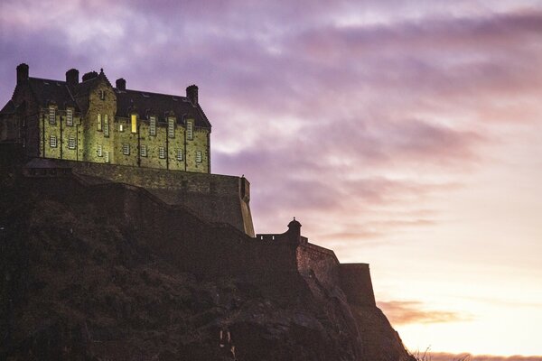 Château sur la colline sur fond de coucher de soleil