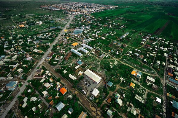 Caminho para a cidade e comboio de viagem