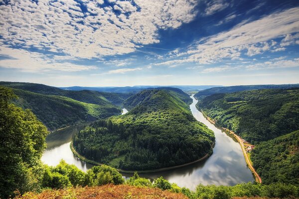 Berglandschaft mit Fluss in Europa