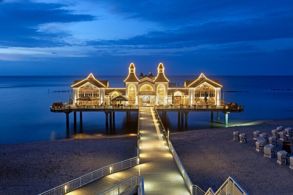 Maison sur pilotis dans la mer pendant la nuit