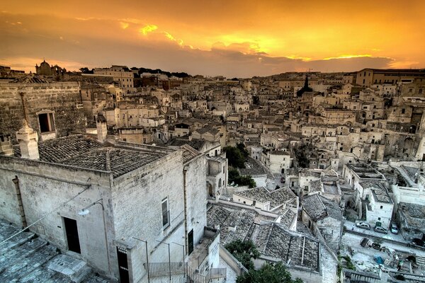 Città grigia in un tramonto luminoso