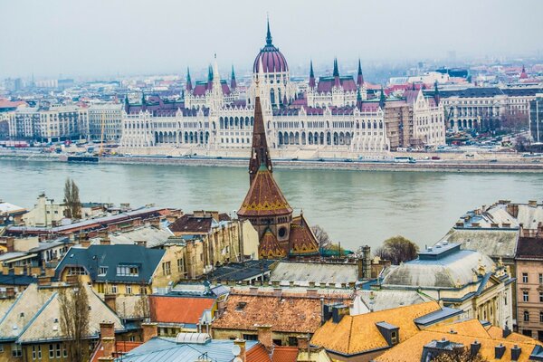 Schöne Architektur der Stadt am Wasser