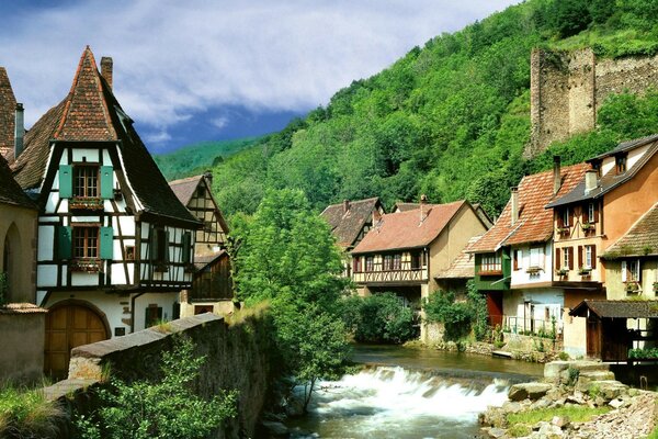 Schöne europäische Häuser am Wasser