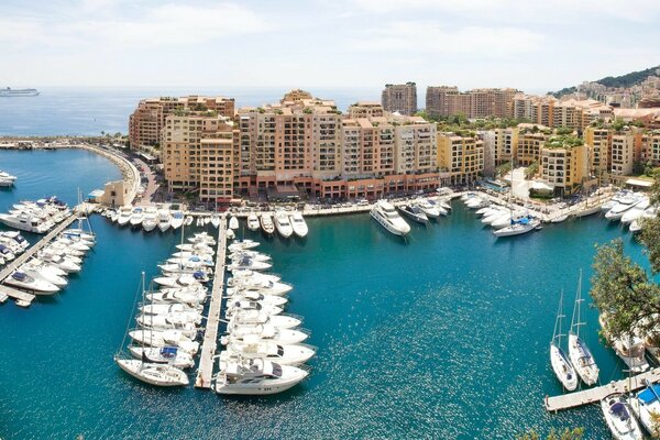 Puerto deportivo y barcos cerca de la gran ciudad