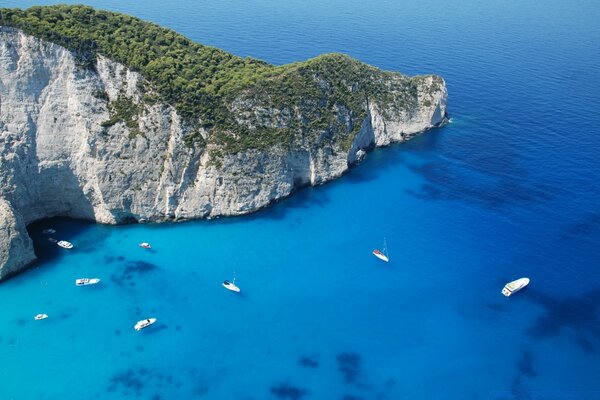 La montaña se adentra en el mar azul