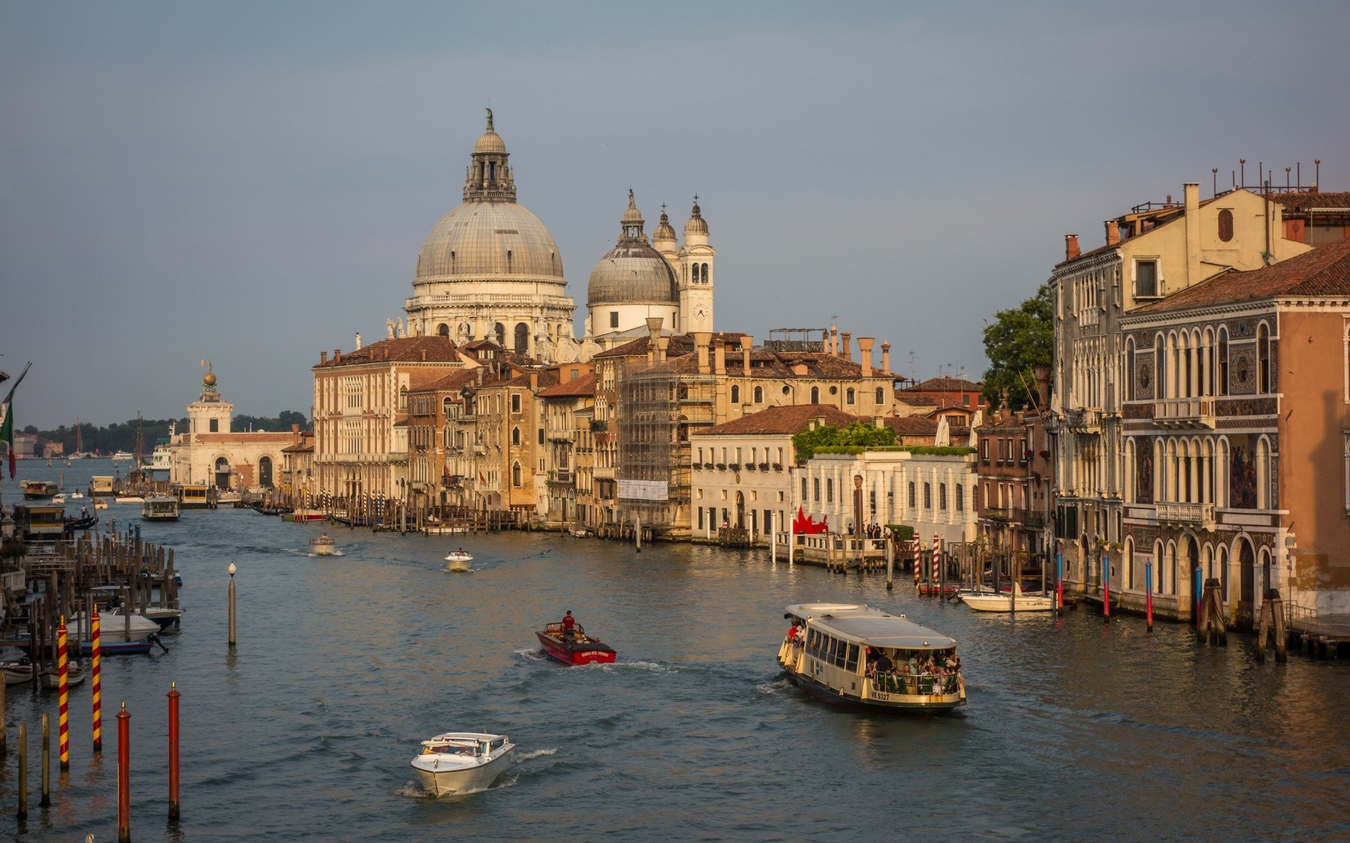 europa reisen architektur wasser kanal gondeln stadt haus fluss tourismus venezianer tageslicht im freien brücke stadt stadt wasserfahrzeug himmel uferpromenade abend