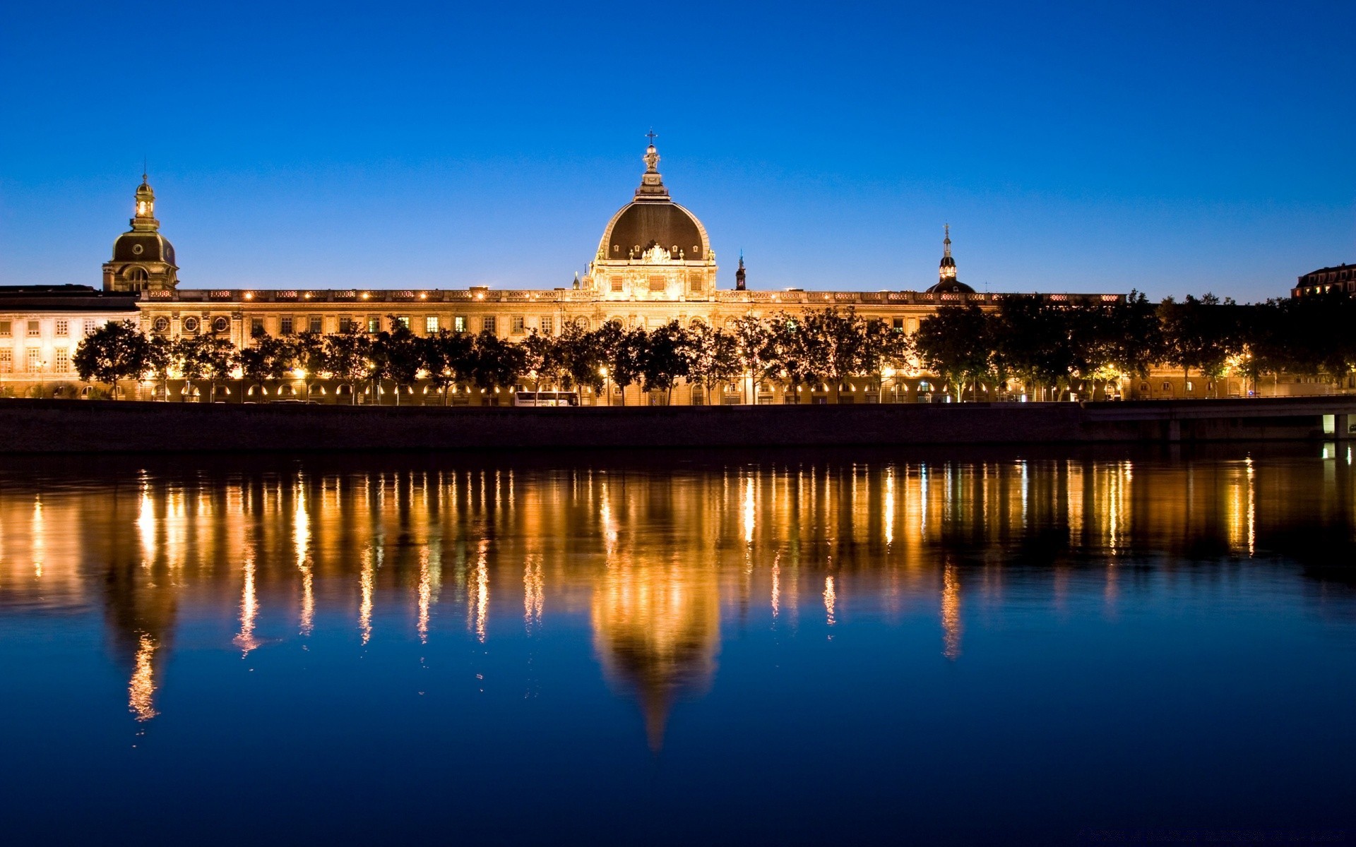 europa arquitectura viajes religión agua hogar al aire libre reflexión ciudad cielo cúpula crepúsculo templo noche río