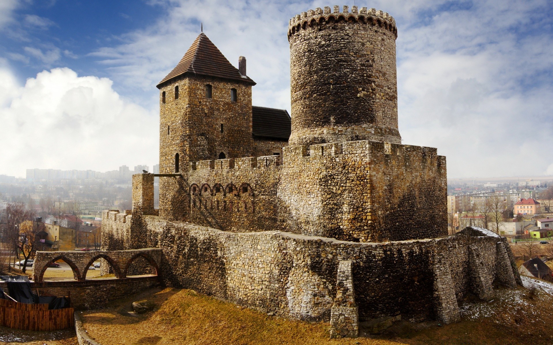 europa arquitectura castillo gótico viajes fortaleza antiguo fortificación antiguo casa torre punto de referencia al aire libre turismo cielo ciudad piedra paredes ciudad militar