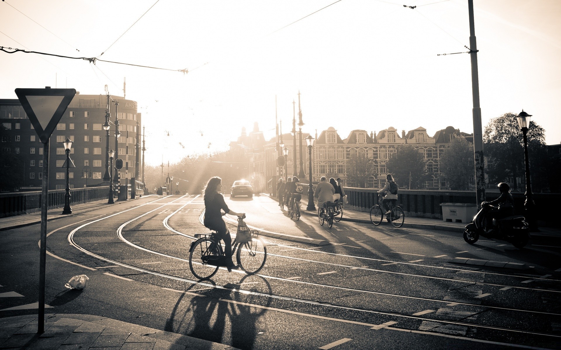 europa calle carretera sistema de transporte coche ciudad ciclista bicicleta ruedas ciclista sentado hombre adulto mujer urbano desenfoque tráfico acera