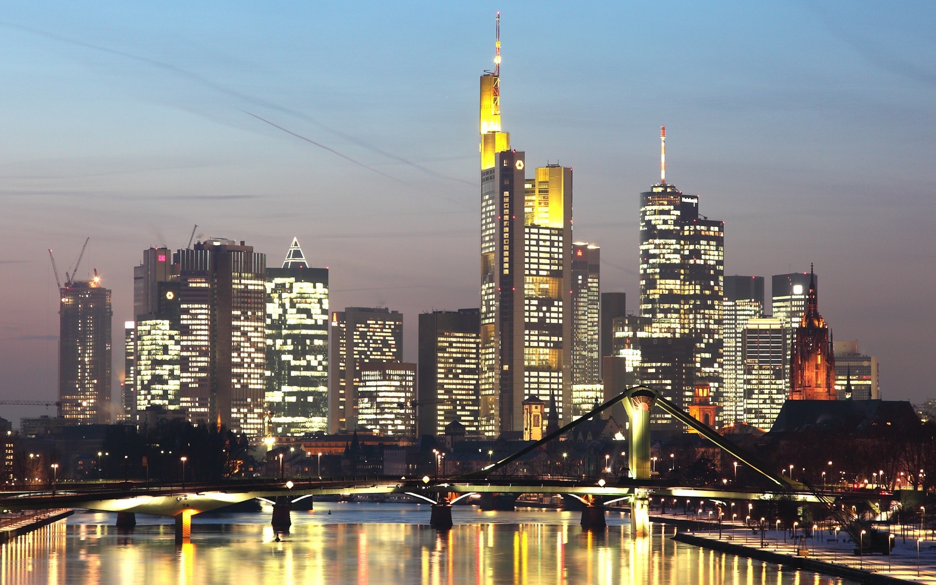 europa stadt architektur skyline wolkenkratzer reisen stadt dämmerung innenstadt haus fluss himmel büro geschäft wasser brücke abend modern uferpromenade turm