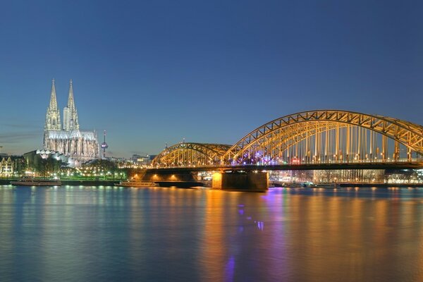 Schöne leuchtende Brücke mit schöner Architektur