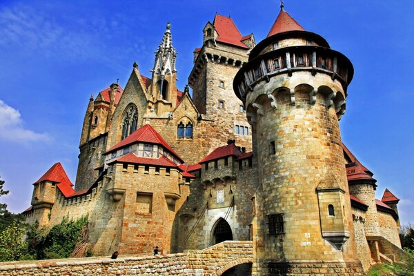 Hermoso castillo antiguo con hermosa arquitectura