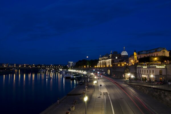 Luces de la ciudad nocturna a lo largo del río