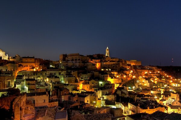 Città mediterranea notturna in evidenziazione