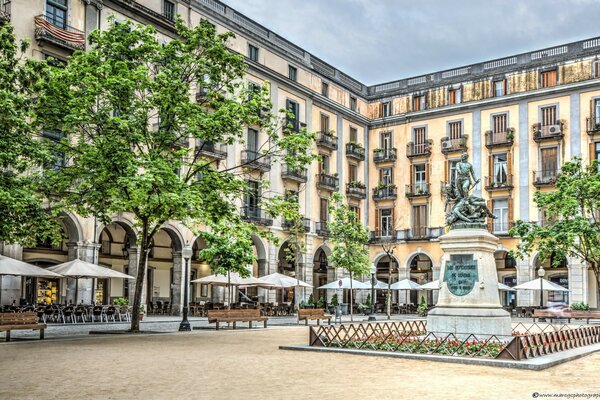 Hermosa Plaza Europea con un monumento