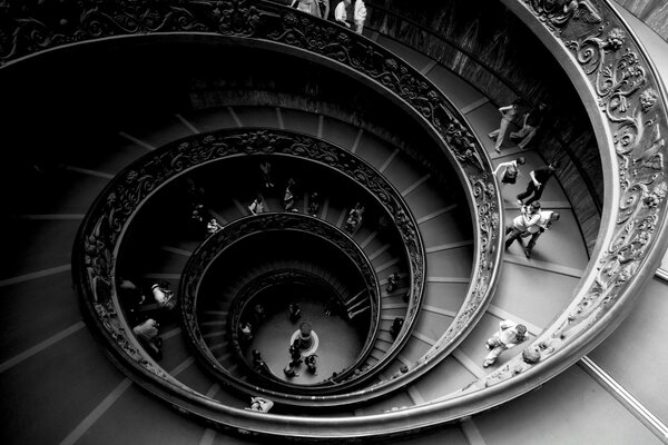 Escalier en spirale avec des gens qui marchent dessus