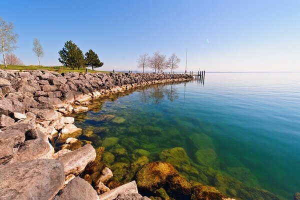 Belo mar europeu com uma bela paisagem