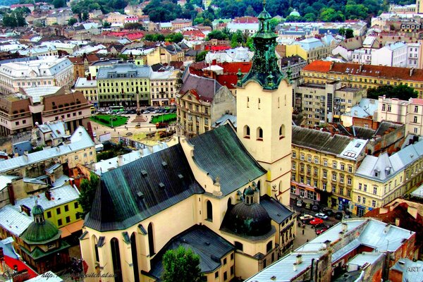 Schöne Häuser und eine schöne Kirche in der Stadt