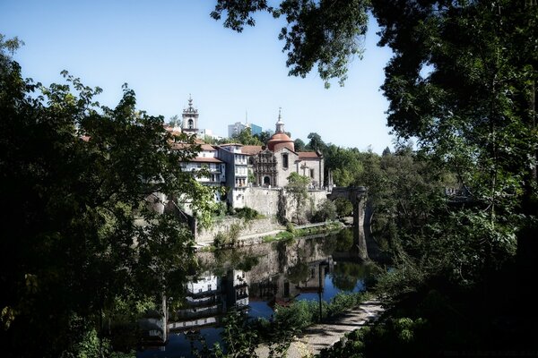 Templo na margem do rio