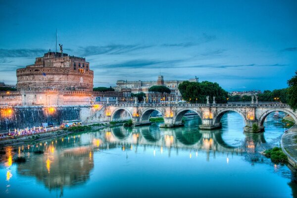 Antico ponte della città con luci incandescenti