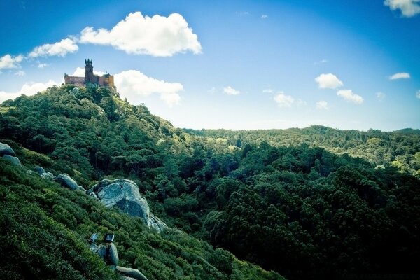 Hermoso castillo en la montaña con un hermoso paisaje