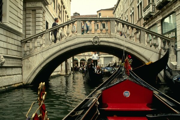 Calles venecianas de góndolas y gondoleros