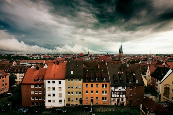 Der Himmel mit den Wolken und die Stadt unten