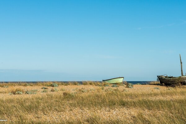 Barcos viejos en la playa