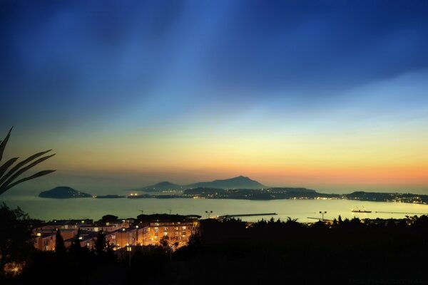 Suave amanecer cielo sobre el mar