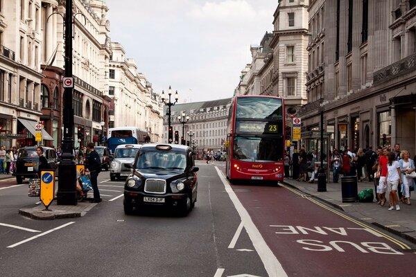 La bulliciosa calle de la ciudad Europea