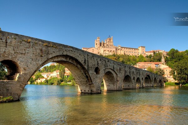 Landscape of the arched bridge in front of the castle