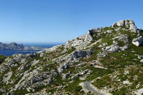 Schöne Berge am Meer