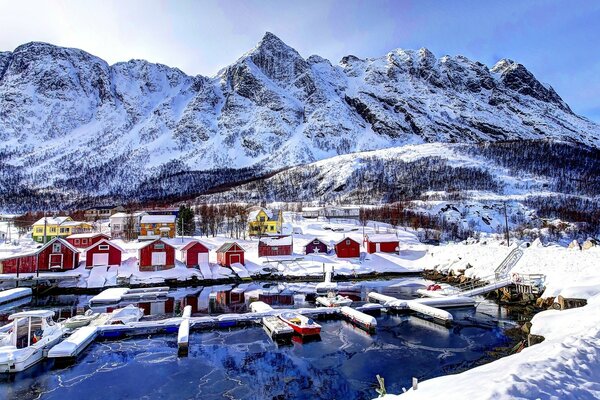 Paisagem de inverno com casas nas montanhas