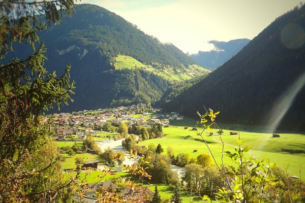 Morgendämmerung auf einer Siedlung am Fuße der Berge