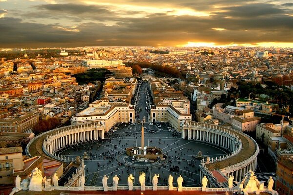 Place Saint-pierre au Vatican sur fond de coucher de soleil