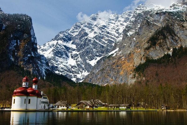 Tempel am Fuße des Berges, Alpensee