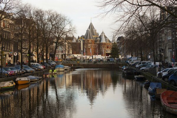 Río de la ciudad de Europa con el castillo