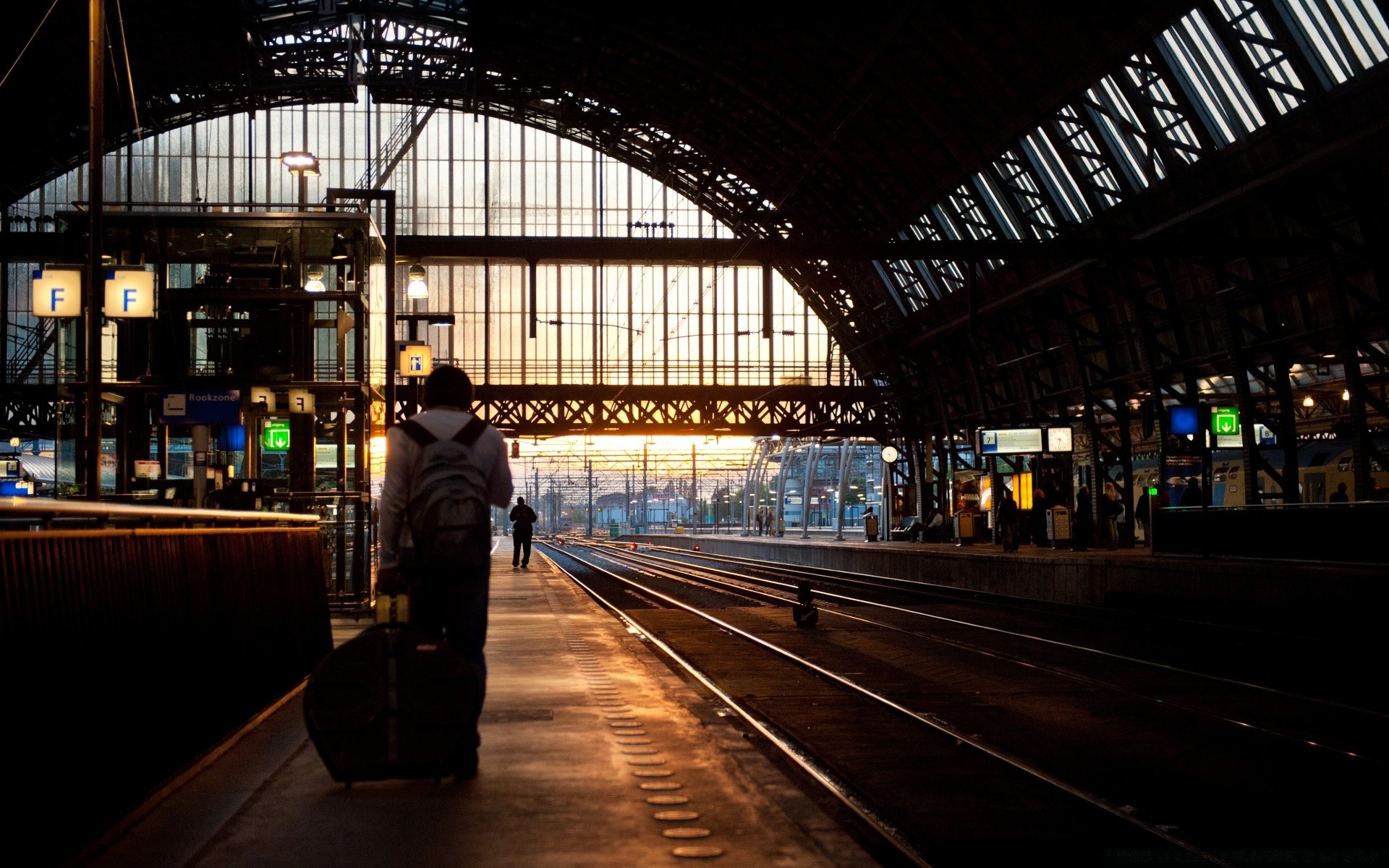 europa treno ferrovia sistema di trasporto viaggi ingorgo sfocatura città pendolari illuminato auto architettura traffico orizzontale affari strada luce strada sera