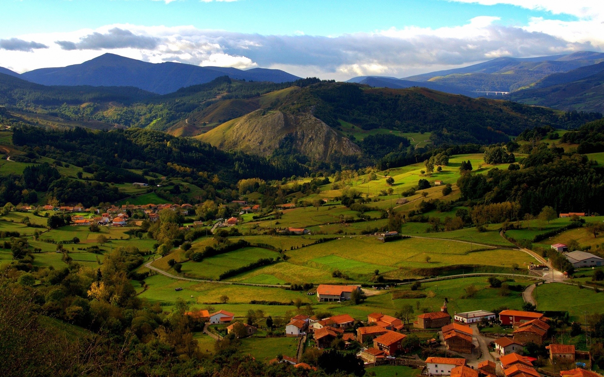 europe montagnes paysage voyage en plein air nature vallée colline terres cultivées campagne agriculture ciel bois scénique bois herbe été