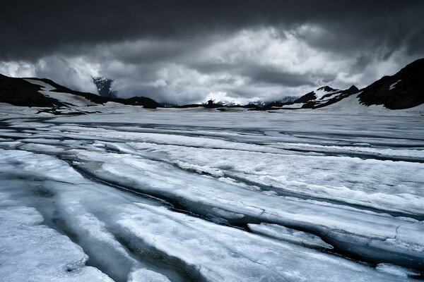 Intermountain in una coperta di neve ghiacciata