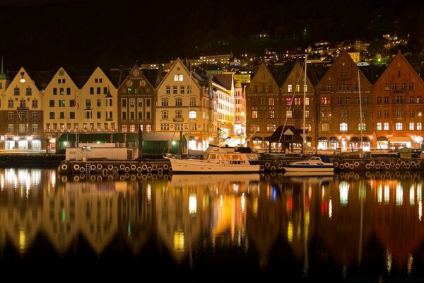 Reflet dans le plan d eau de nuit de belles vieilles maisons européennes