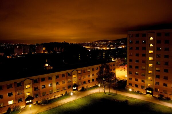 Edifícios iluminados na cidade noturna